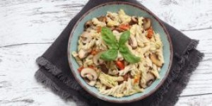 Beitragsbild des Blogbeitrags Avocado Pasta mit Pulled Chicken 