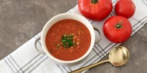 Beitragsbild des Blogbeitrags Tomatensuppe mit Linsen