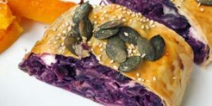 Beitragsbild des Blogbeitrags Blaukrautstrudel mit Speck und Feta