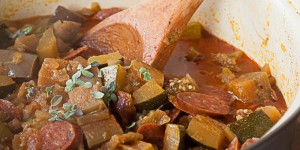 Beitragsbild des Blogbeitrags Mein Essigbaum sagt der Herbst ist da… und die letzten Ausläufer der Melanzani- und Zucchini-Schwemme werden zu einem herbstlichen Gulasch verarbeitet!