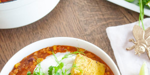 Beitragsbild des Blogbeitrags Chili con Tofu mit veganen & knusprigen Polentaschnitten… DER Seelentröster schlechthin!