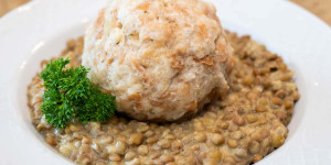 Beitragsbild des Blogbeitrags Linsen mit Semmelknödel 