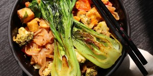 Beitragsbild des Blogbeitrags EASY VEGAN BROWN RICE NOODLE BOWL