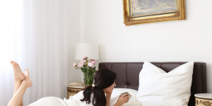 Beitragsbild des Blogbeitrags EASY STEPS HOW TO MAKE YOUR BEDROOM FEEL LIKE A LUXURY HOTEL BEDROOM 