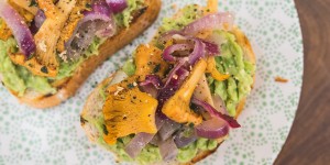 Beitragsbild des Blogbeitrags Geröstetes Brot mit Eierschwammerl, roter Zwiebel und Avocado