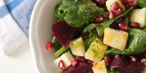 Beitragsbild des Blogbeitrags Spinat-Halloumi-Salat mit Roten Rüben, Granatapfelkernen und Bärlauchdressing