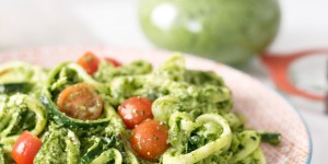 Beitragsbild des Blogbeitrags 4 Weeks of Fitness: Zucchininudeln mit Bärlauchpesto und Kirschtomaten