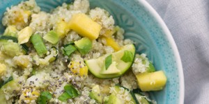 Beitragsbild des Blogbeitrags 4 Weeks of Fitness: Fruchtiger Quinoasalat mit Zucchini & Avocado