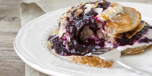 Beitragsbild des Blogbeitrags #projektzuckerfrei: Dinkel-Pancakes mit Chia-Heidelbeermarmelade