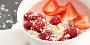 Beitragsbild des Blogbeitrags SUPERFOOD SMOOTHIEBOWL MIT ERDBEEREN UND MANGO
