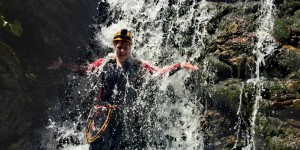Beitragsbild des Blogbeitrags Sommer in Österreich: Canyoning, nichts für schwache Nerven | Ich, Tussi im Neopren