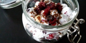 Beitragsbild des Blogbeitrags Schnelles Frühstück || Beeren-Schafsjoghurt mit Leinsamen im REX-Glas zum Mitnehmen