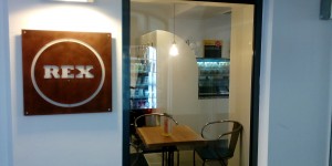 Beitragsbild des Blogbeitrags Auf ein DIRNDL mit Essen im REX-Glas – neues Lokal in LINZ: REX 