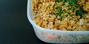 Beitragsbild des Blogbeitrags Mittagessen im Herbst || Super einfacher Kürbis-Dinkel-Reis auf Joghurt-Limetten-Dip auch wunderbar zum Mitnehmen ins Büro 