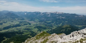 Beitragsbild des Blogbeitrags Gowilalm, kleiner Pyhrgas und am Abend zum Grundlsee. Ein Sommertag zwischen Oberösterreich und Steiermark.