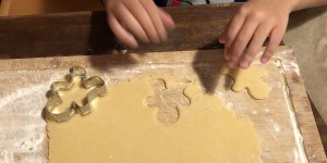 Beitragsbild des Blogbeitrags Einfach(e) Kekse backen mit Kindern + Rezept