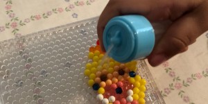 Beitragsbild des Blogbeitrags So bastelt man mit Aquabeads Wasserperlen 