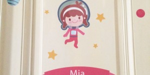 Beitragsbild des Blogbeitrags Test und Gewinnspiel: Personalisierbare Türsticker von Stickerkid