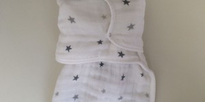 Beitragsbild des Blogbeitrags Getestet: Pucksack easy swaddle von aden+anais