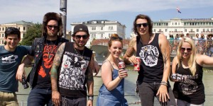 Beitragsbild des Blogbeitrags Wir werden Straßenmusikanten – Teil 2: Bühnenperformance mit Turbobier