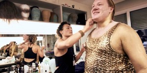 Beitragsbild des Blogbeitrags Jedermann: Mit dem Mammon Christoph Franken in der Maske