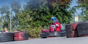 Beitragsbild des Blogbeitrags Wer geht mit uns Go Kart fahren?