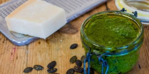 Beitragsbild des Blogbeitrags Street Kitchen: Bärlauchpesto mit Kürbiskernen