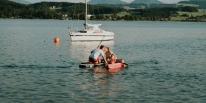 Beitragsbild des Blogbeitrags [Werbung] Urlaub daheim: Stand Up Paddeln am Wallersee 