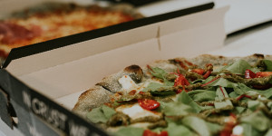 Beitragsbild des Blogbeitrags Carbone Pizza: Neuer Pizzalieferdienst in Salzburg 