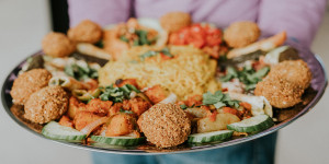 Beitragsbild des Blogbeitrags Lasst uns essen: Levantinische Küche zum Einilegn