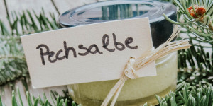 Beitragsbild des Blogbeitrags Street Kitchen: Erkältungsbad und Pechsalbe 