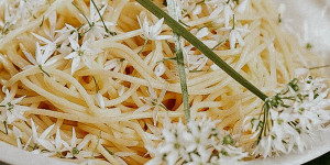 Beitragsbild des Blogbeitrags Street Kitchen: Bärlauch-Gewürzsalz und Spaghetti mit Bärlauchblüten 