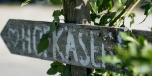 Beitragsbild des Blogbeitrags [Werbung] Fräulein Flora-Stadtflucht: Käse machen in Kuchl 