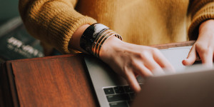 Beitragsbild des Blogbeitrags #schaumamalfreitag: 4 gute Jobs für Einsteiger*innen bei dm