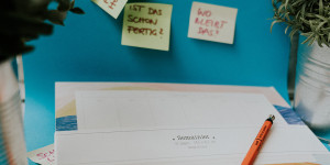 Beitragsbild des Blogbeitrags [Werbung] Studitüte 2022: Superschöne Deskplaner und den passenden Stift von „Kleine Welten“ im Andräviertel 