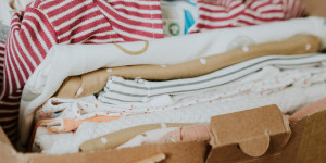 Beitragsbild des Blogbeitrags SharingUP: Hochwertige Babykleidung zum „Wieder-zurück-Geben“ aus Henndorf