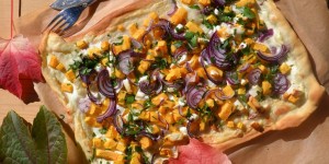 Beitragsbild des Blogbeitrags Kürbis-Feta-Flammkuchen – Ein pipifeines Halloween Rezept