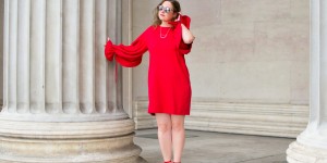 Beitragsbild des Blogbeitrags Oversized Red Sweatshirt Dress Outfit with Sneakers 