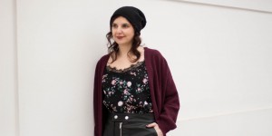 Beitragsbild des Blogbeitrags Oversized Cardigan mit Lederrock und Overknees