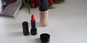 Beitragsbild des Blogbeitrags Shiseido Synchro Skin Glow Luminizing Fluid Foundation im Test 