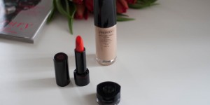 Beitragsbild des Blogbeitrags Shiseido Synchro Skin Glow Luminizing Fluid Foundation im Test