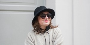 Beitragsbild des Blogbeitrags Oversized Wollpulli & Jeans mit Statement Sneakers