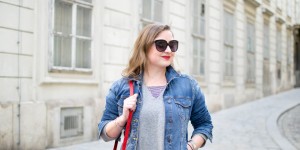 Beitragsbild des Blogbeitrags Dark Denim Outfit mit Streifen Sneakers und Kaschmir Pulli