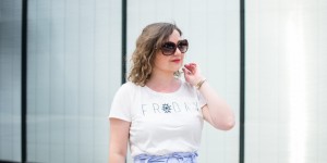 Beitragsbild des Blogbeitrags Das perfekte Sommer Outfit mit Streifenrock und bequemen Slides