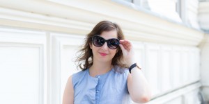 Beitragsbild des Blogbeitrags Hellblaues &Other Stories Kleid & Swarovski Brille 