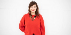 Beitragsbild des Blogbeitrags Simpler Jeanslook mit rotem Cashmere Pullover und trendigen Boots