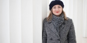 Beitragsbild des Blogbeitrags Winteroutfit mit grauem Mantel und Baskenmütze