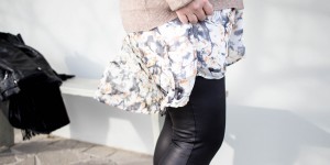 Beitragsbild des Blogbeitrags Black & Neutral Winter Look mit Chelsea Boots