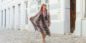 Beitragsbild des Blogbeitrags Animalprint Boots zum Midirock Outfit in Beige & Rot