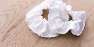 Beitragsbild des Blogbeitrags Scrunchie nähen: Eine Anleitung für DIY Freunde